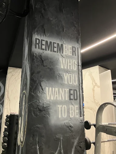 Pilar con frase motivacional Remember who you wanted to be